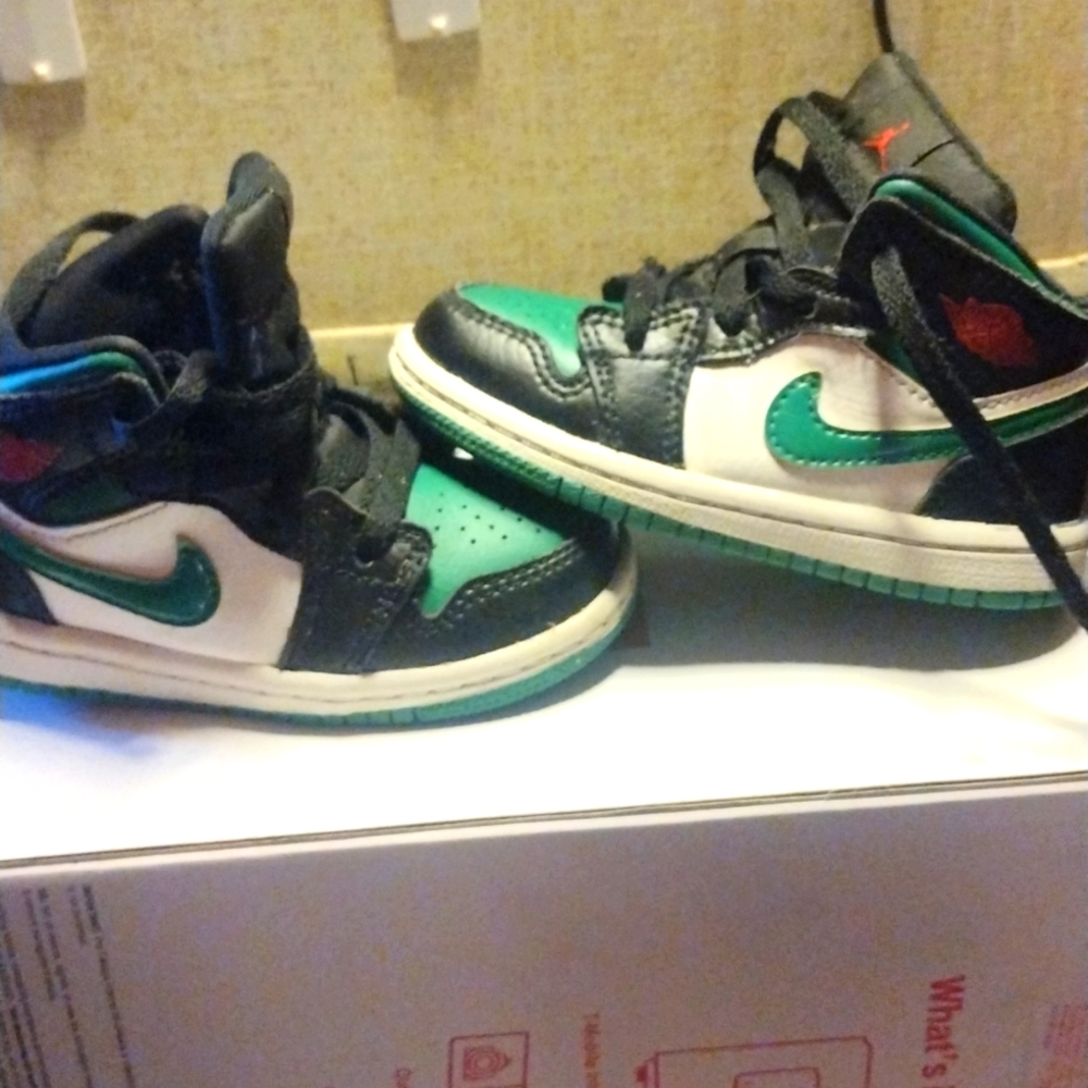 Toddler Jordan 1s. Pine green,black, white
